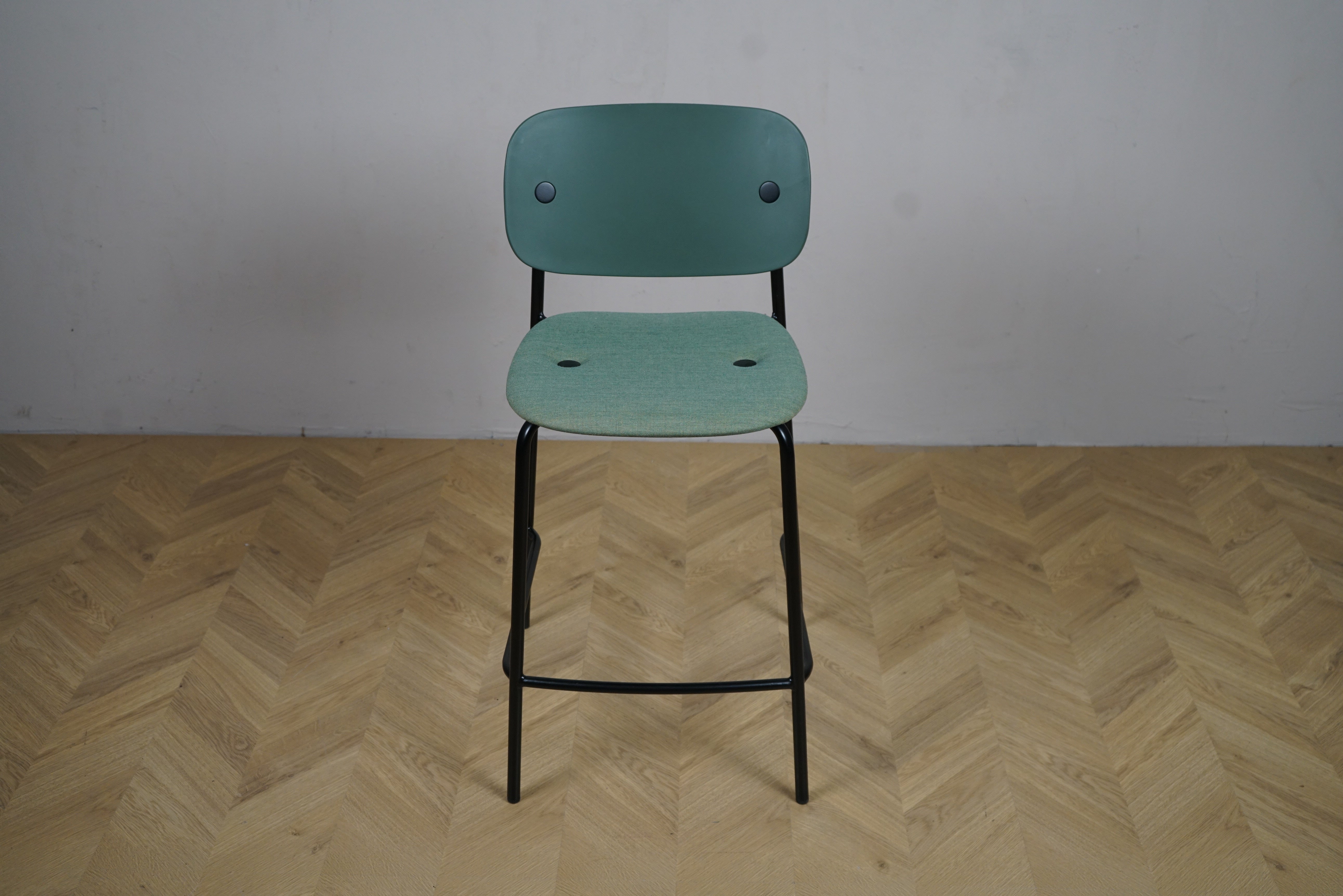 Kinnarps højstol – moderne barstol med polstret sæde og sort stel set forfra